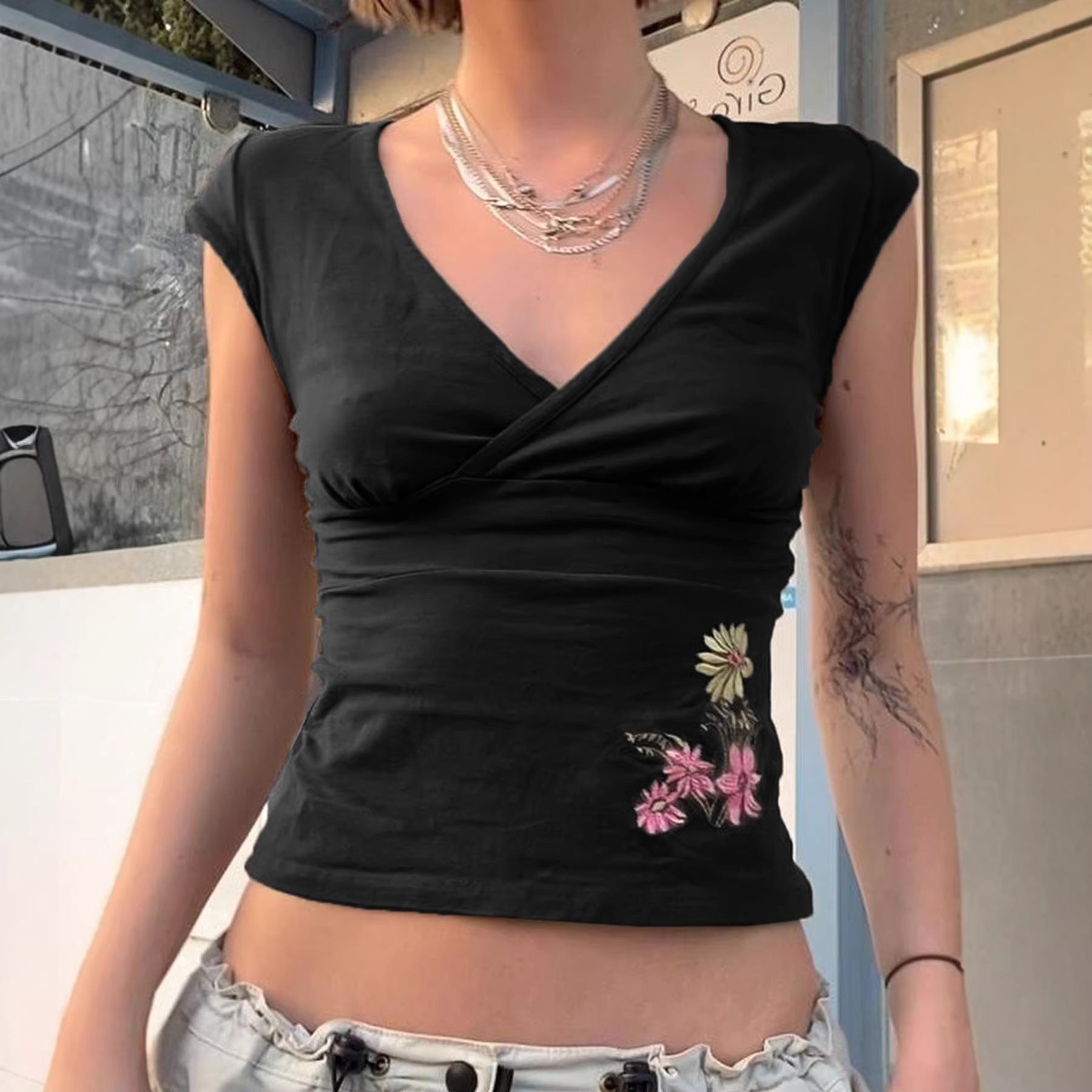 Damen figurbetontes Kurzarm-Shirt mit floralem Stickmuster R&B