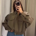 Damen nan oversized kurze Utility-Blousonjacke mit Hemdkragen, großen aufgesetzten Pattentaschen und tailliertem Bündchen R&B