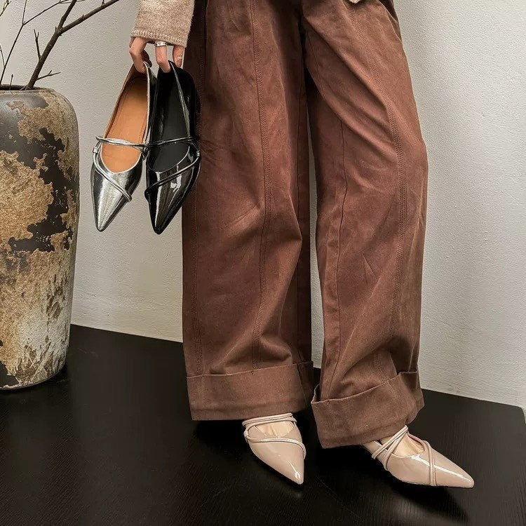Damen spitz zulaufende Flats mit verstellbaren Riemen und glänzender Oberfläche EB