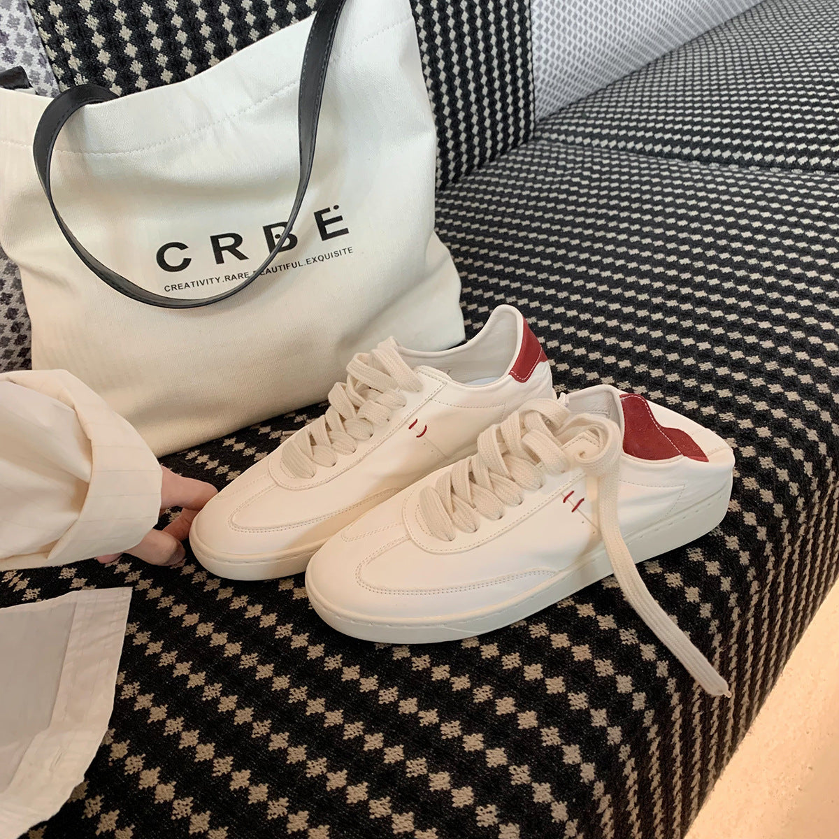 Damen Sportliche Sneaker mit minimalistischer Silhouette und atmungsaktiver Oberflächenstruktur