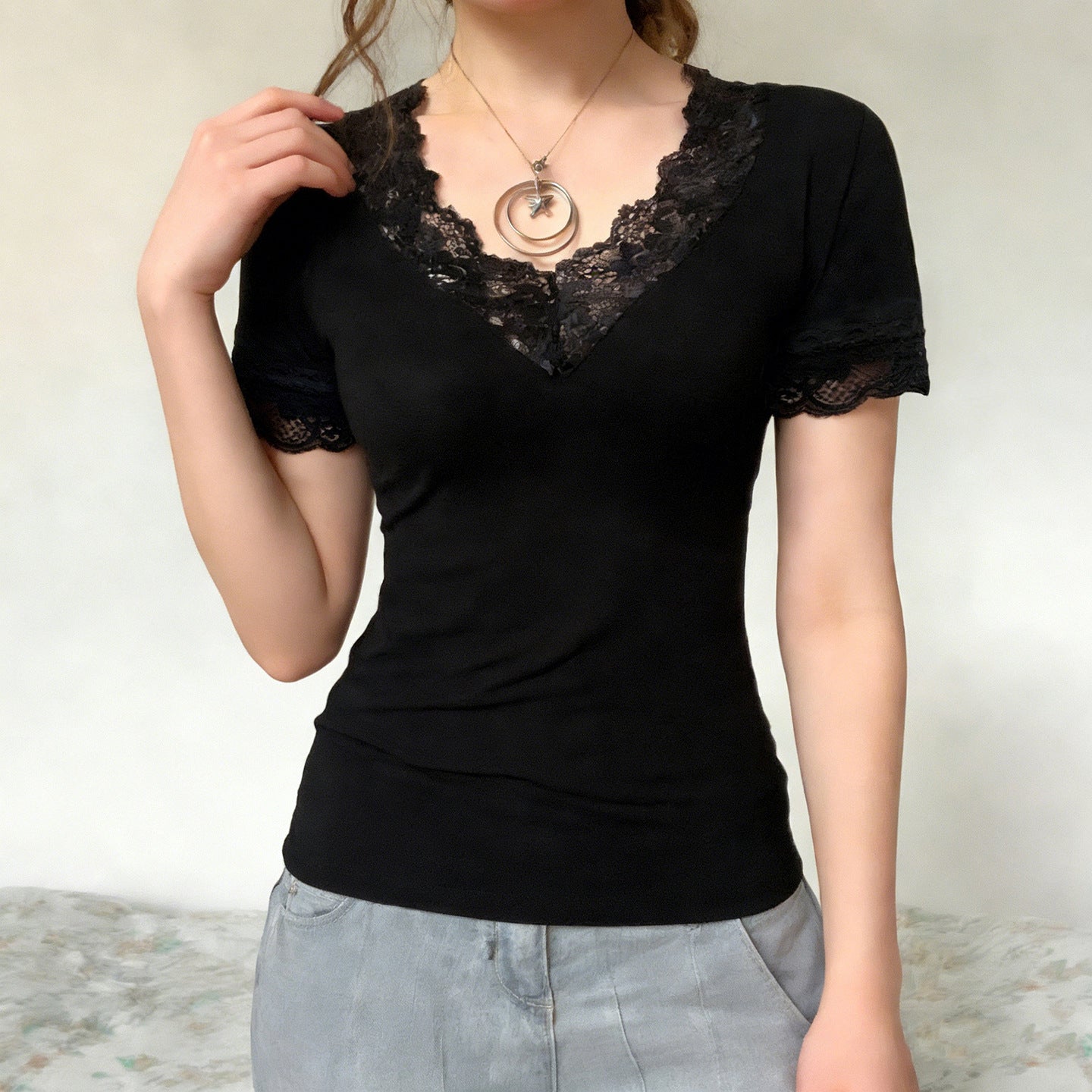 Damen Elegantes Spitzen-T-Shirt mit V-Ausschnitt und Kurzarm R&B