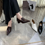 Damen spitze Pumps mit elegantem Riemen und bequemen Blockabsatz