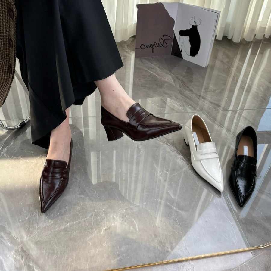 Damen spitze Pumps mit elegantem Riemen und bequemen Blockabsatz