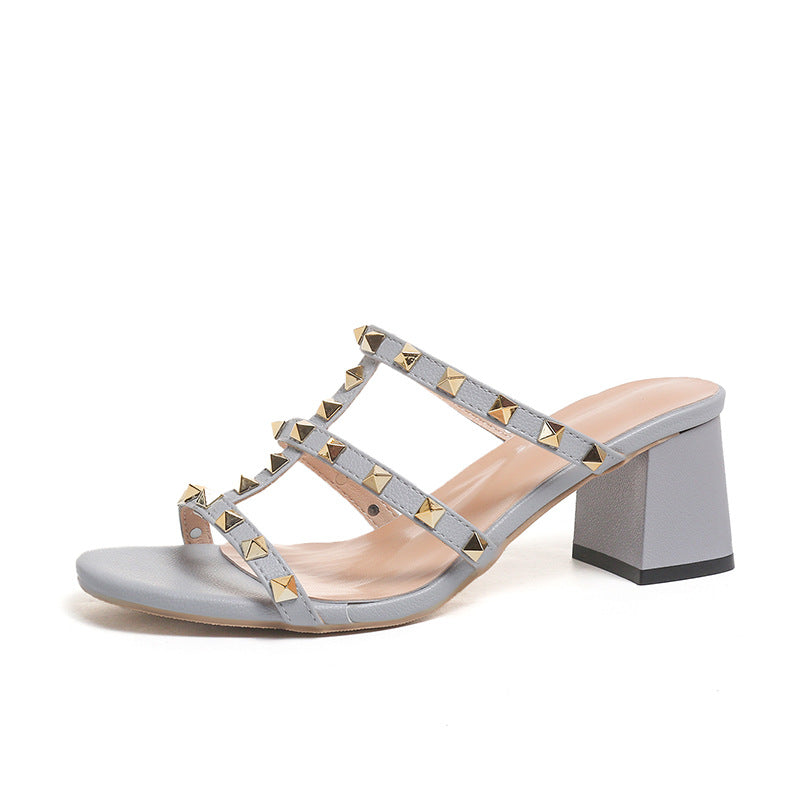 Damen Design-Sandalen mit Nietenakzenten und modernem Blockabsatz R&B
