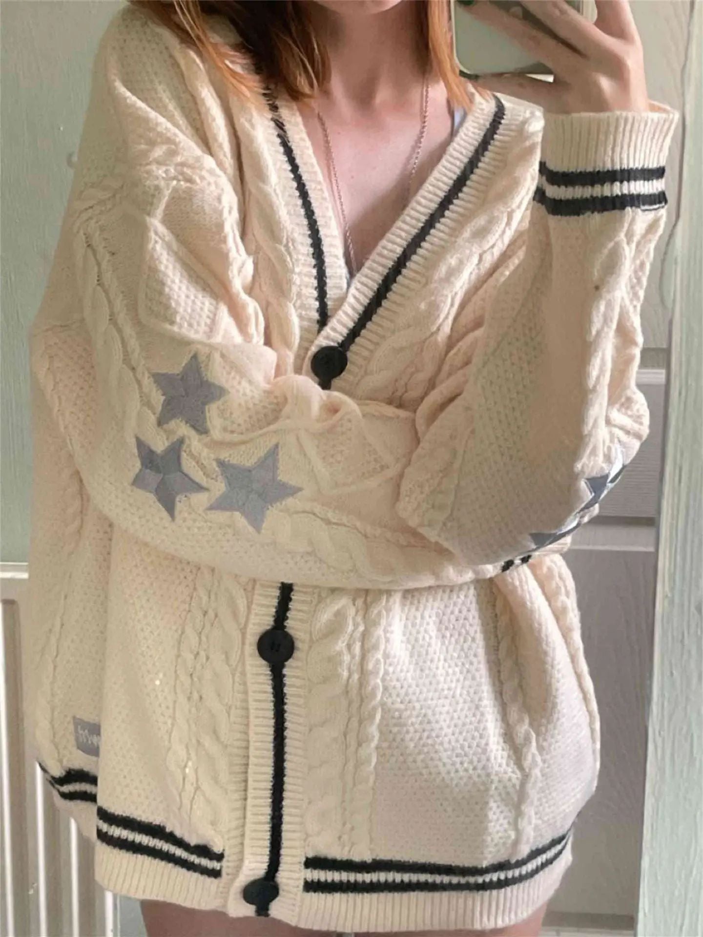 Damen Grob gestrickte Cardigan mit Sternenapplikationen und Knopfverschluss R&B