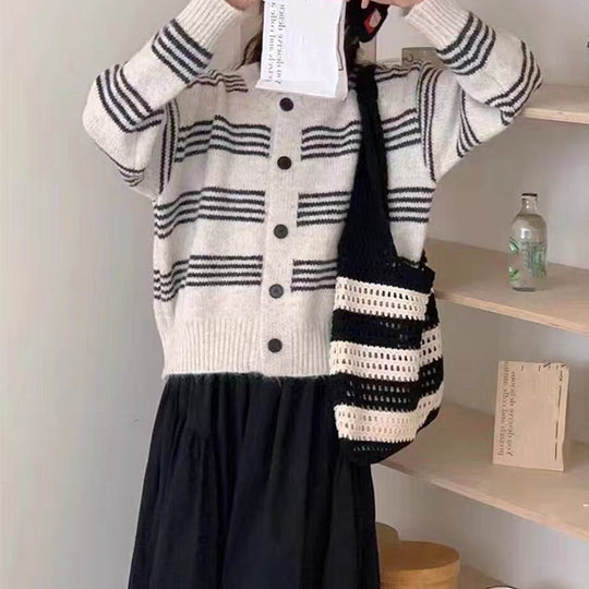 Damen modische Strickjacke mit feiner Streifenstruktur und dekorativen Knöpfen R&B