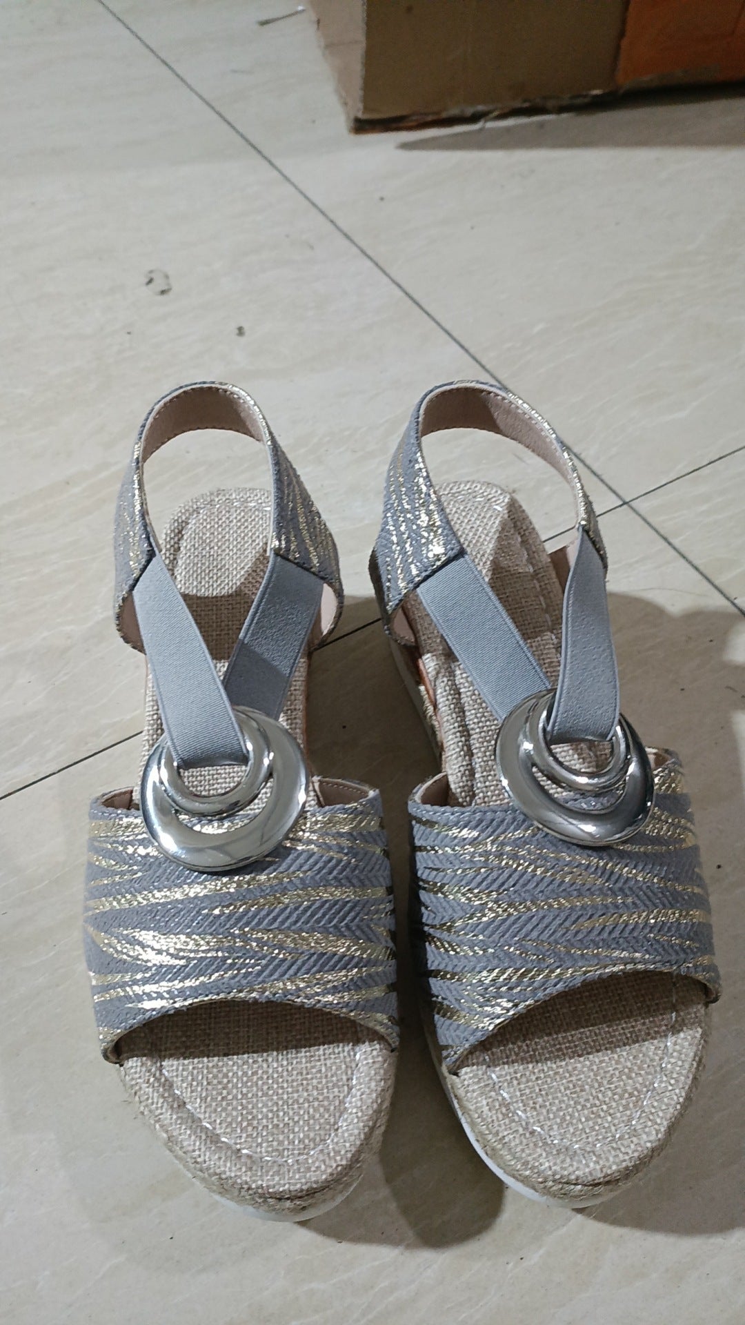 Damen Wedge-Sandalen mit modischem Glitzermuster und komfortablem Fußbett R&B