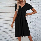 Damen Wickelkleid mit eleganter Faltenstruktur und kurzen Ärmeln