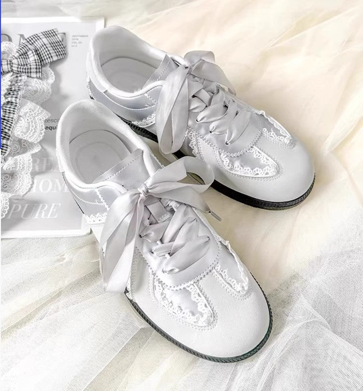 Damen Sneakers mit elegantem Satinband und feinen Häkelverzierungen R&B