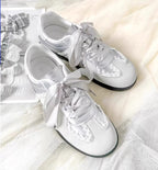 Damen Sneakers mit elegantem Satinband und feinen Häkelverzierungen R&B