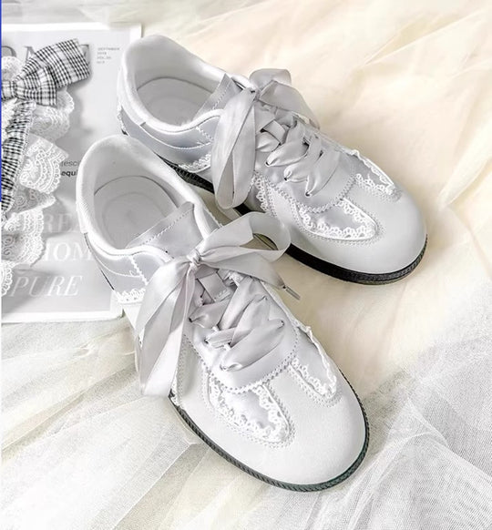 Damen Sneakers mit elegantem Satinband und feinen Häkelverzierungen R&B