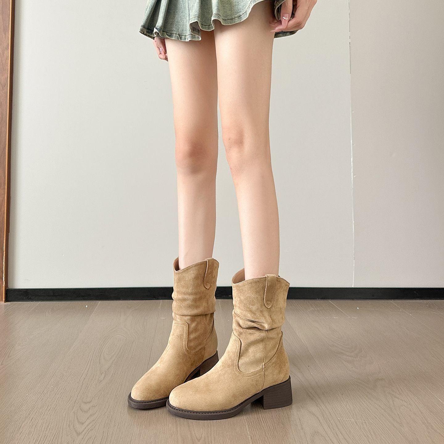 Damen Modische Stiefeletten mit geschmackvollem Raffungselement und leichtem Blockabsatz