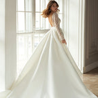 Damen Hochzeitskleid mit eleganten Spitze-Applikationen und schwingendem Rock R&B