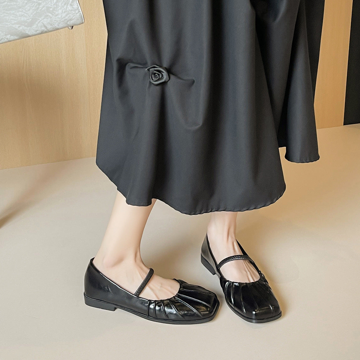 Damen Ballerina mit feinem Faltendesign und elastischem Riemen