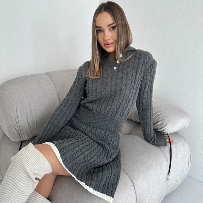 Damen Strickkleid mit feiner Zopfmusterung und hohem Kragen