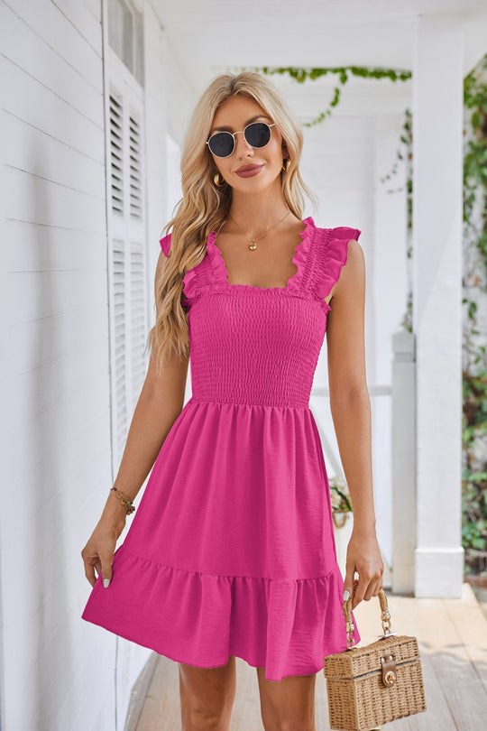 R&B | Ärmelloses kurzes Kleid mit eckigem Ausschnitt und plissiertem Rücken