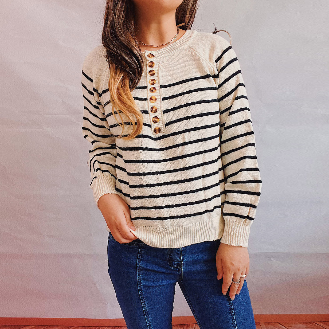 Damen gestreifter Strickpullover mit Knopfdetails und lässigem Schnitt R&B