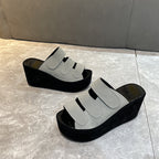 Damen Wedge-Pantoletten mit breiten Riemen und komfortablem Fußbett R&B