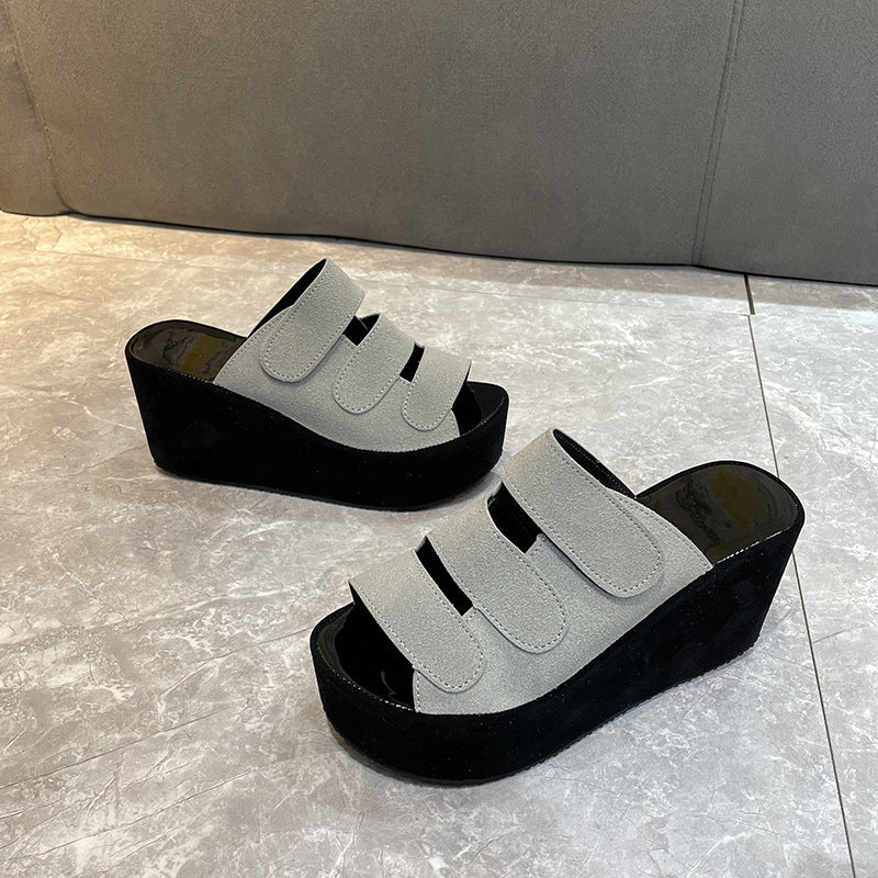 Damen Wedge-Pantoletten mit breiten Riemen und komfortablem Fußbett R&B