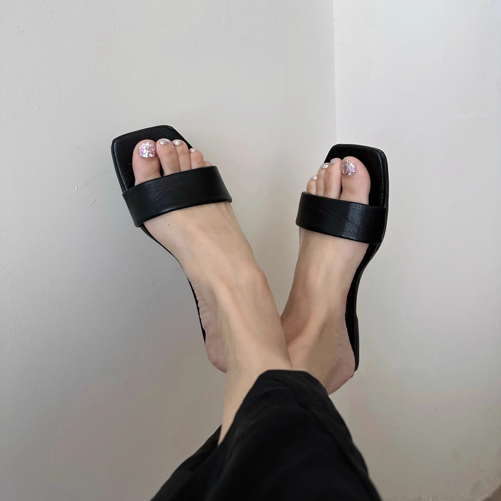 Damen Flache Sandalen mit geschwungenem Riemendesign und rutschfester Sohle R&B