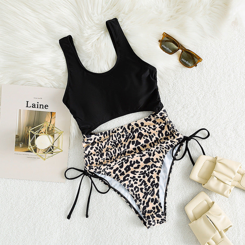 Damen Einteiler Badeanzug mit modischem Cut-Out und eleganter Leoprint-Details