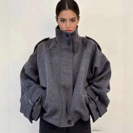 Damen nan kurze Wolljacke mit Stehkragen, Schulterklappen, verdeckter Knopfleiste und verstellbaren Manschetten R&B