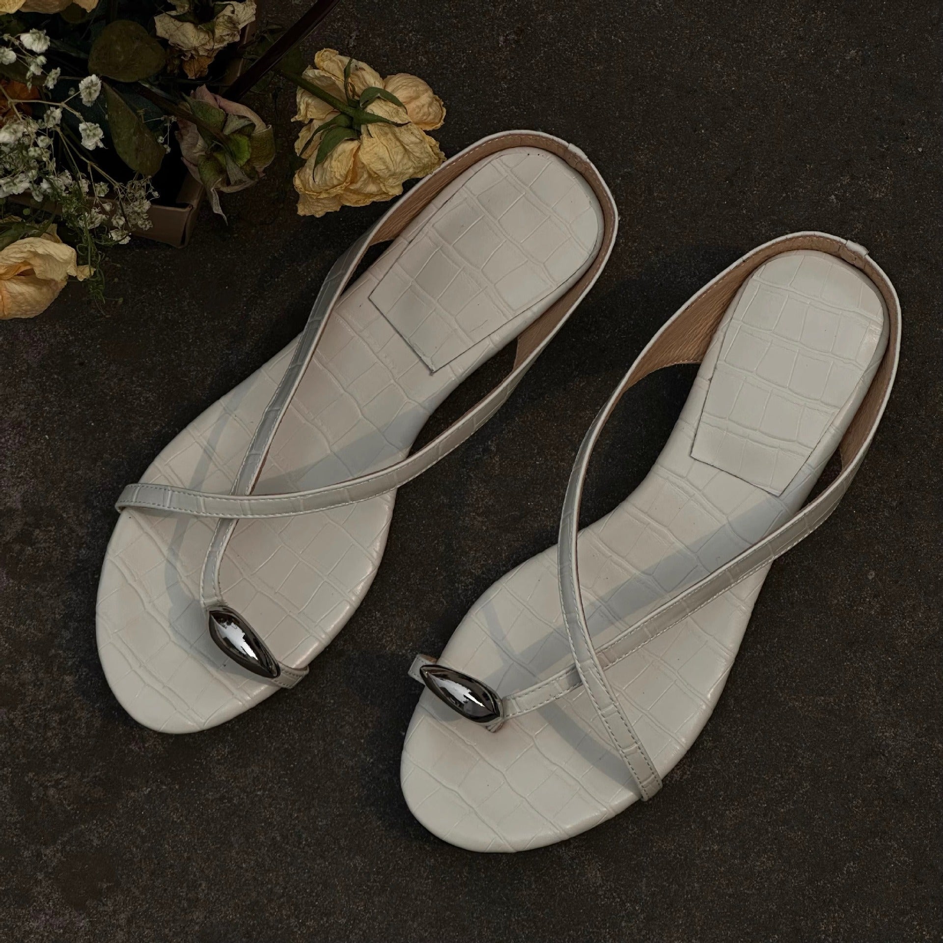 Damen elegante Zehentrenner-Sandalen mit modischem Riemendesign und dekorativem Schmuckdetail R&B