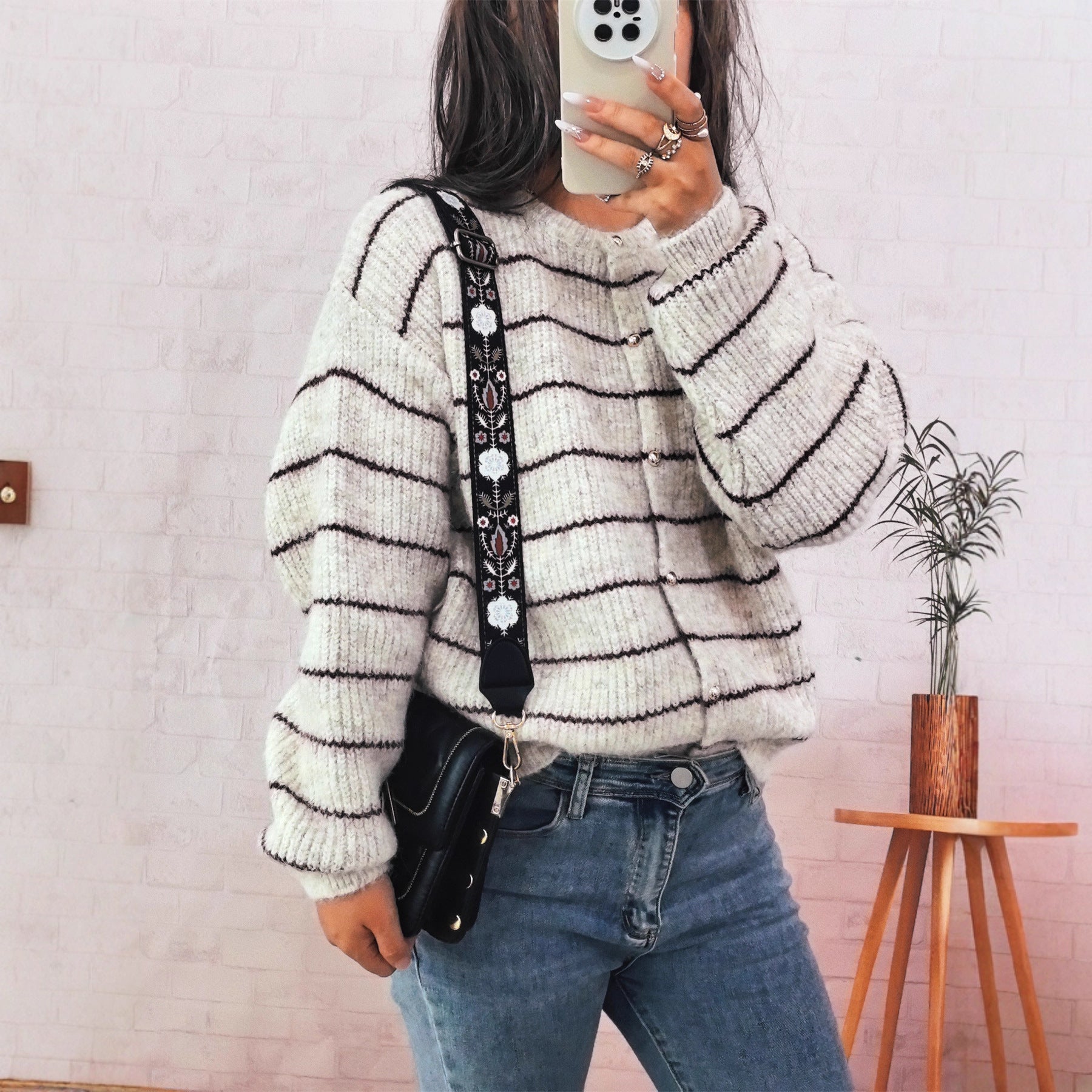 Damen gemütliche Strickjacke mit elegantem Streifenmuster und schimmernden Knöpfen R&B