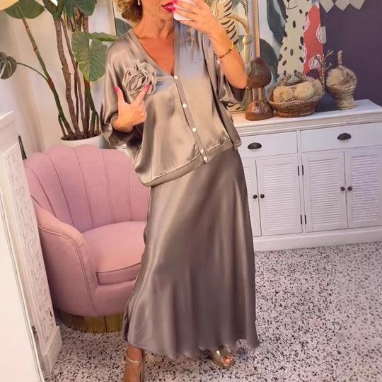 Damen elegantes Satin Maxikleid mit kunstvollem Blütenapplikation und femininen Akzenten Heidi-Mode