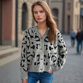 Damen Strickjacke im modernen Leopardenmuster mit Knopfdetails R&B