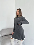 Damen Strickkleid mit feiner Zopfmusterung und hohem Kragen