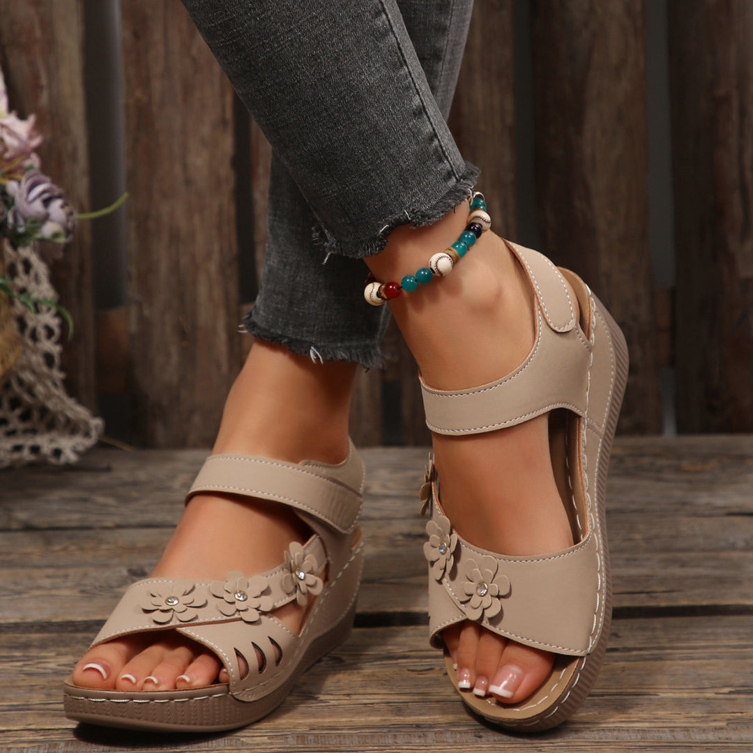 Damen Plateau-Sandalen mit floralen Akzenten und buntem Design R&B