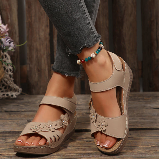 Damen Plateau-Sandalen mit floralen Akzenten und buntem Design R&B
