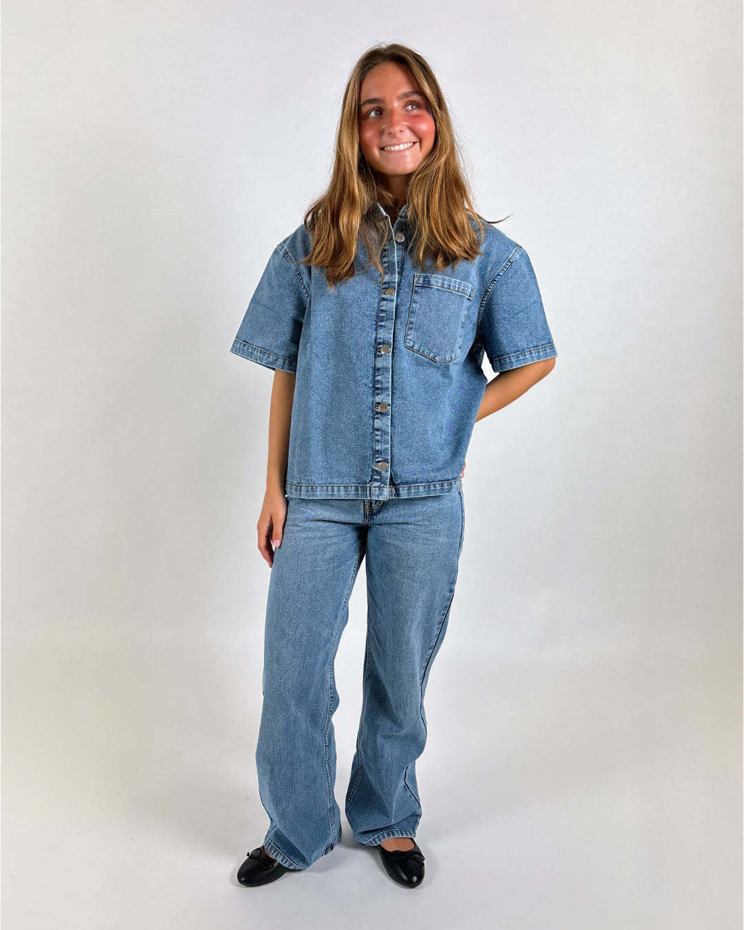 Damen Oversized Denim-Hemd mit kurzen Ärmeln und aufgesetzten Taschen R&B