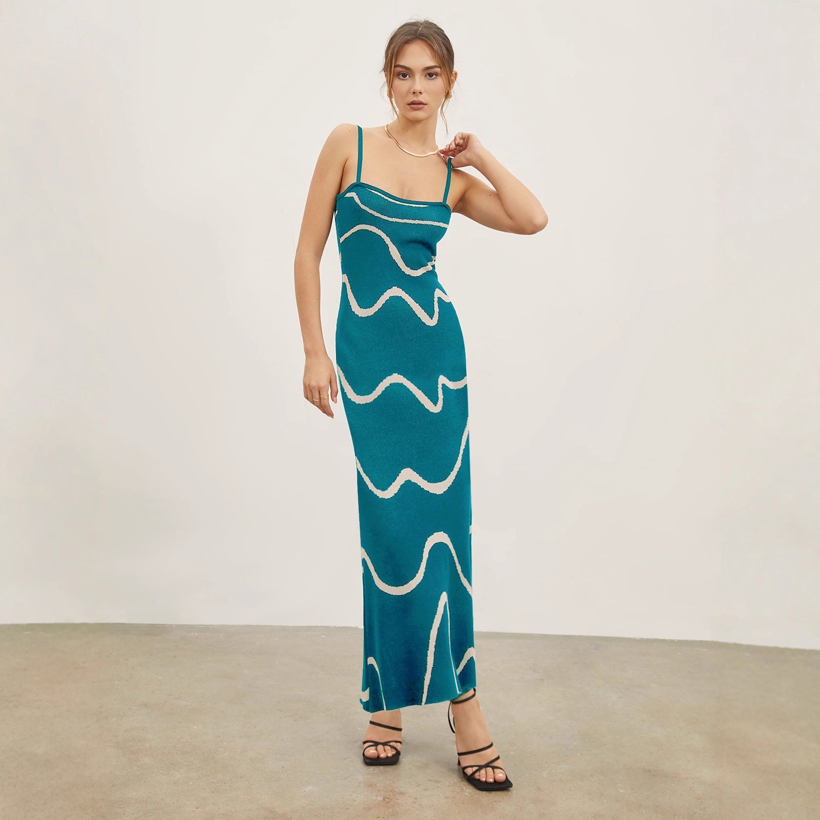 Damen Maxikleid mit modernem Wellenmuster und feinen Spaghettiträgern R&B