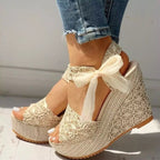 Damen Wedge-Sandalen mit dekorativem Spitzenschliff und verspielten Bändern R&B