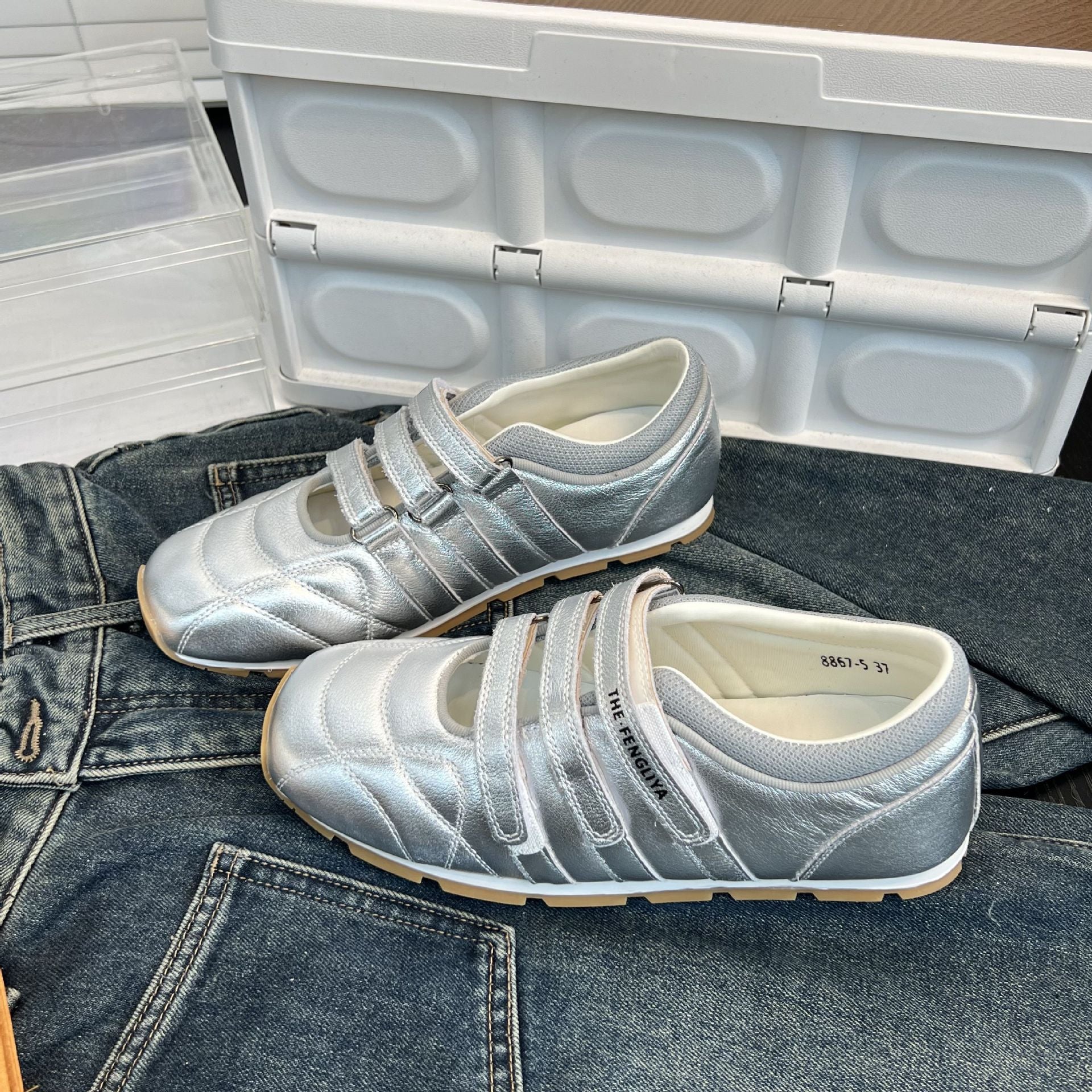 Damen Sportliche Sneaker mit praktischem Klettverschluss und glänzender Oberflächenstruktur R&B