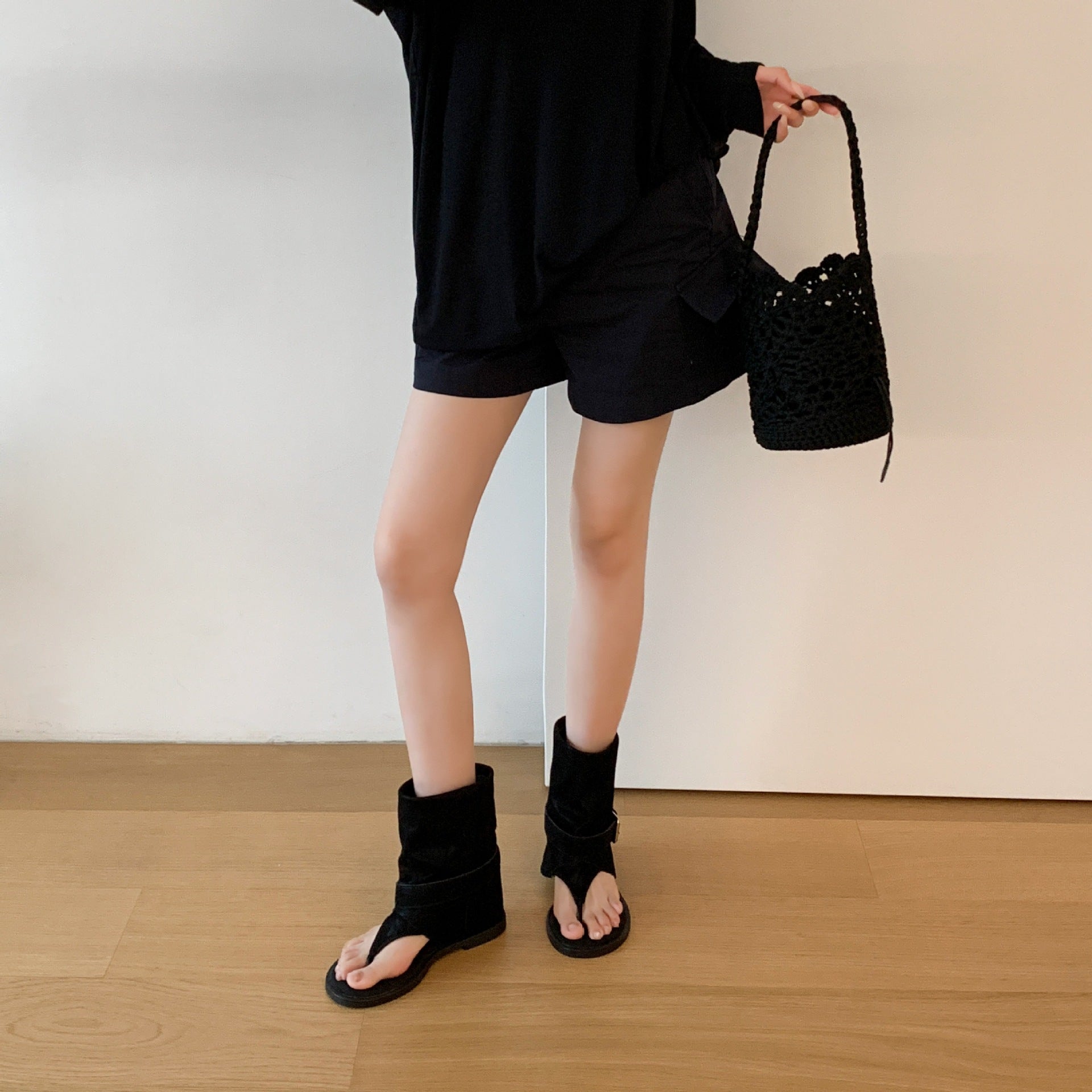 Damen Zehentrenner-Stiefel mit modischem Riemendesign und hochwertiger Veloursleder-Oberfläche