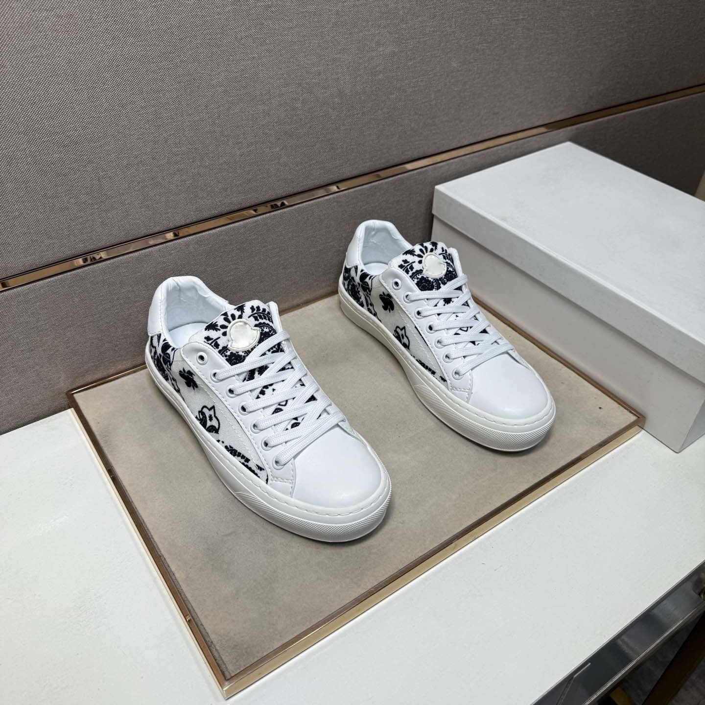 Damen Sneakers mit einzigartigem floralen Muster und komfortabler Gummisohle R&B
