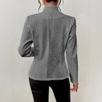 Damen Strickjacke mit modernem Zopfmuster und eleganten Knopfdetails