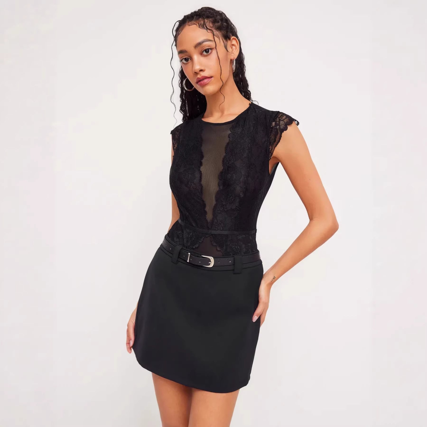 Damen Elegantes Spitzenbody mit tiefem V-Ausschnitt und zarten Rüschendetails R&B