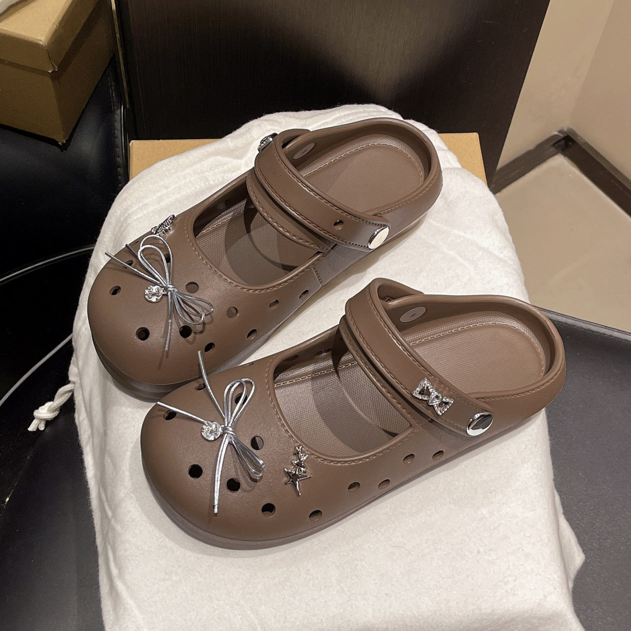 Damen Praktische Clogs mit funkelnder Dekoration und verstellbarem Riemen EB