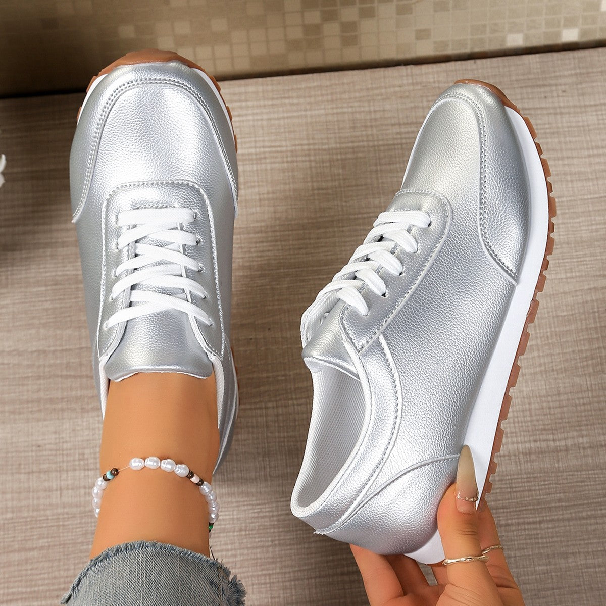 Damen Sportliche Sneakers mit glänzendem Obermaterial R&B