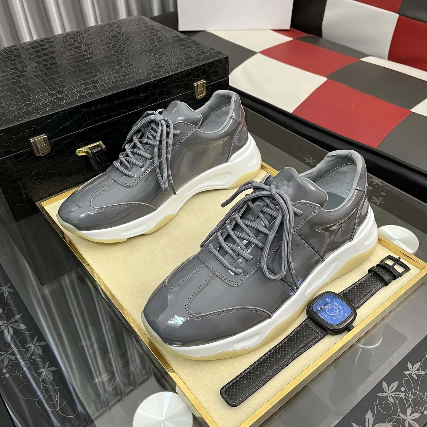 Damen Elegante Sneakers mit hochglänzender Oberfläche und dämpfender Laufsohle R&B