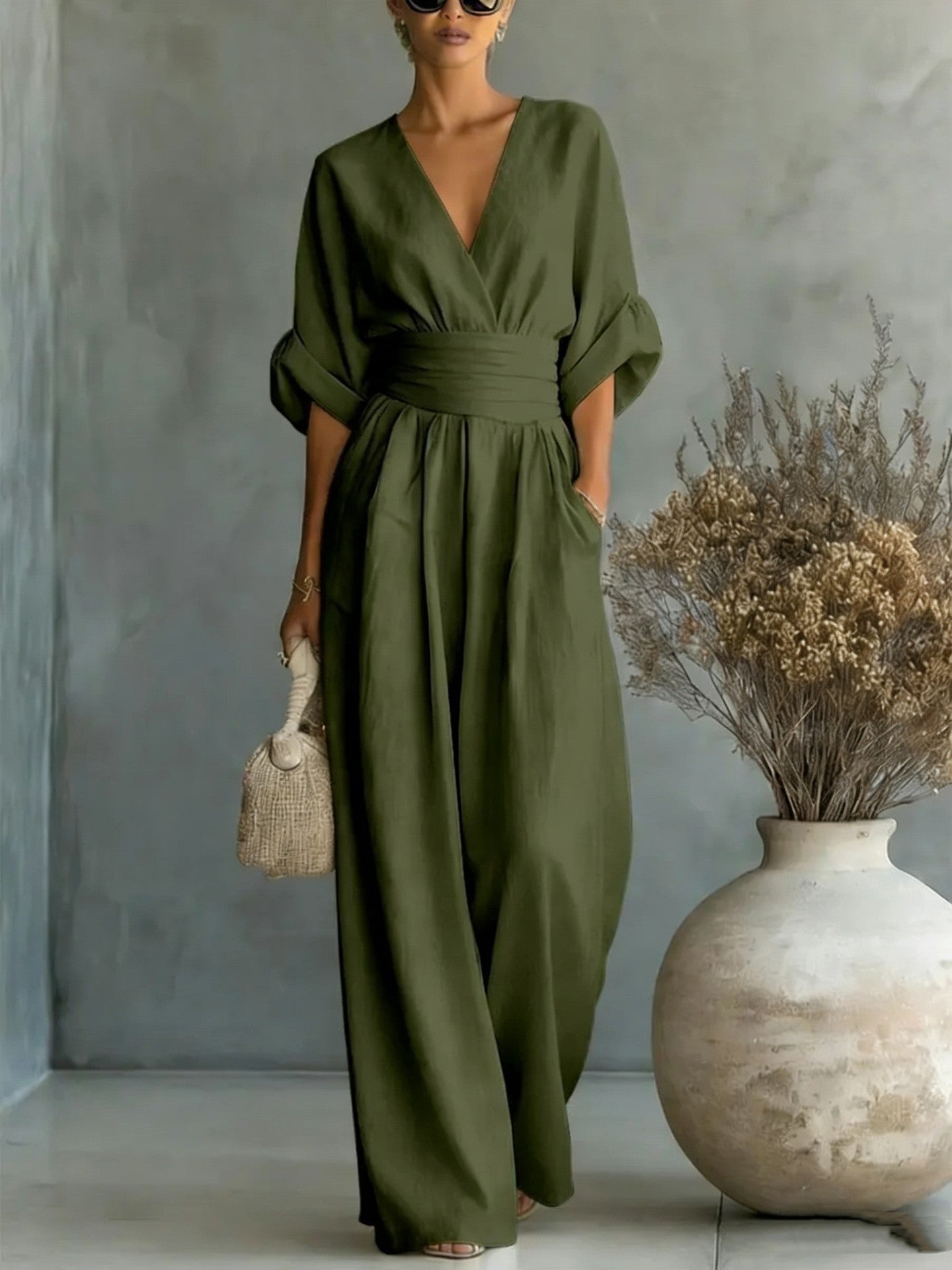 R&B | Eleganter Ärmelloser Jumpsuit mit Tiefem V-Ausschnitt, Taillenbund und Weitem Bein