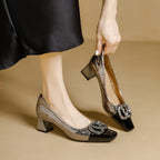 Damen elegante Pumps mit funkelndem Schmuckdetail und quadratischem Absatz