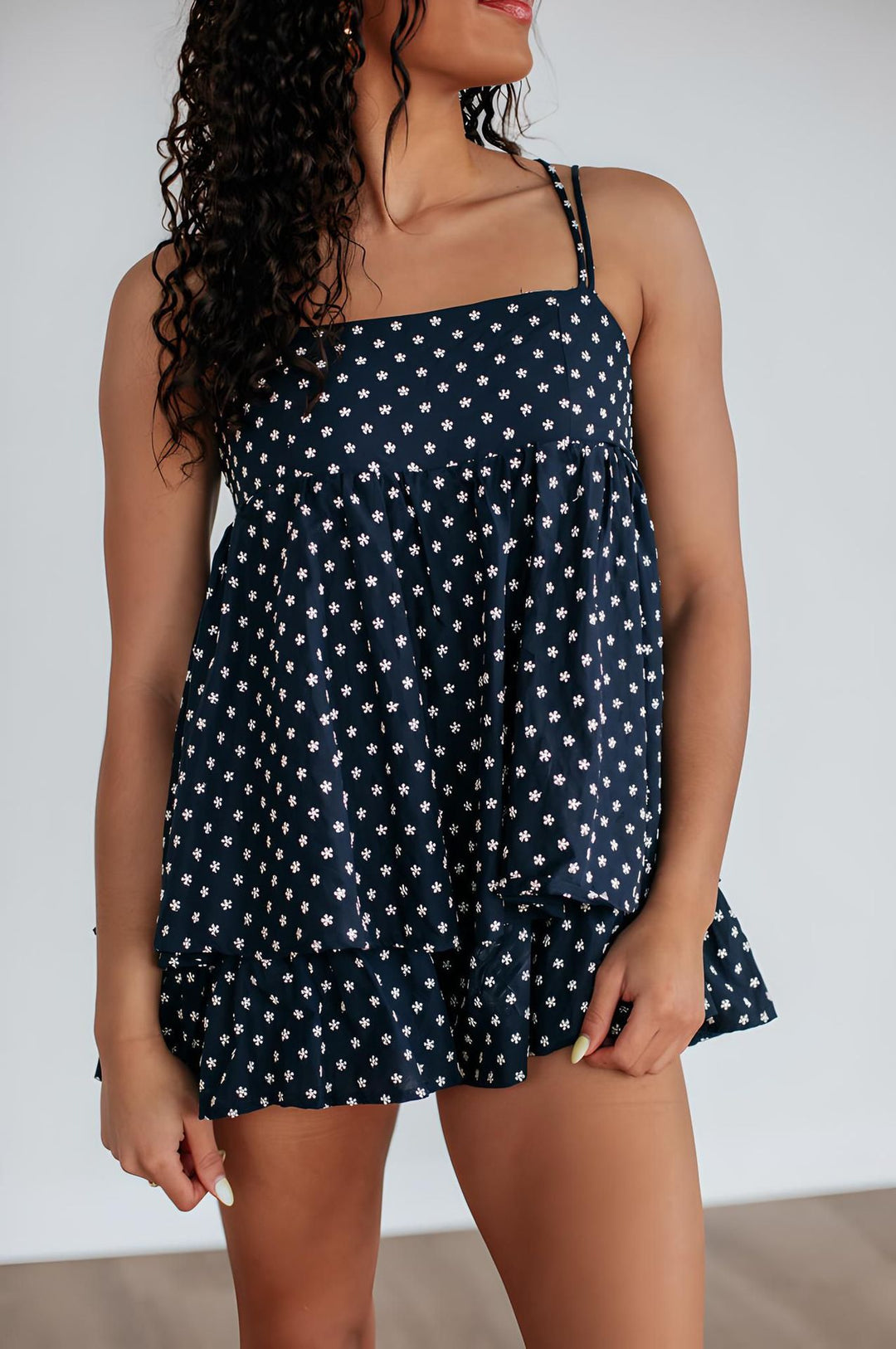 Damen nan luftiges Stufen-Trägertop-Set mit Empirenaht und Volant-Shorts R&B