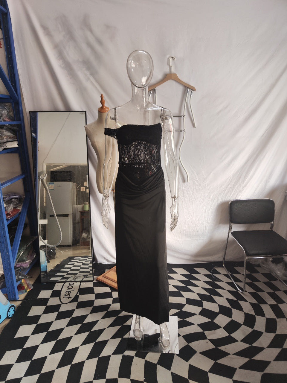 Damen Off-Shoulder Abendkleid mit raffinierten Spitzen-Applikationen und fließendem Material R&B