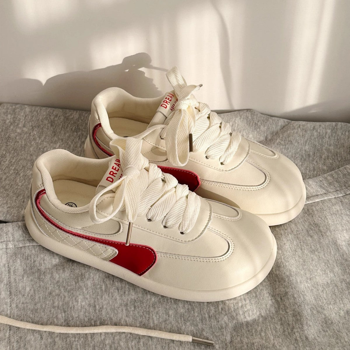 Damen Sneaker mit modischen Akzenten und rutschfester Sohle