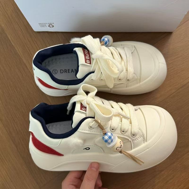 Damen Sneakers mit verspielten Details und einzigartigen Applikationen R&B
